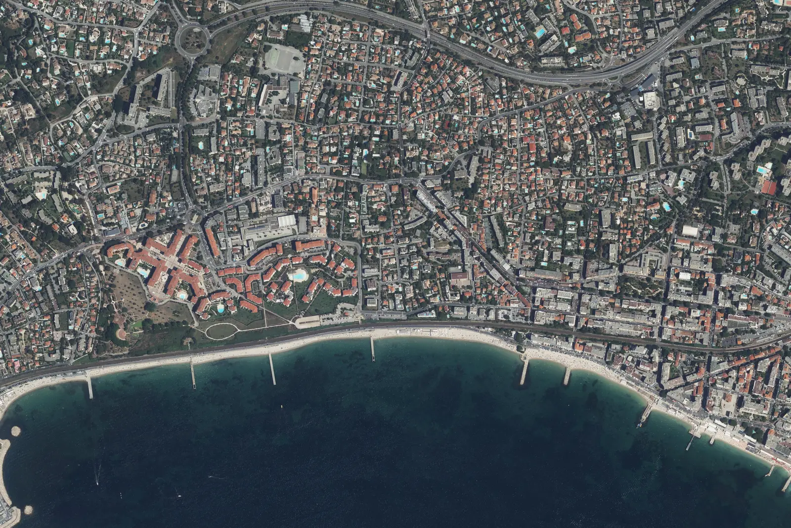 Antibes-les-Pins vu du ciel, jusqu'au bord de mer