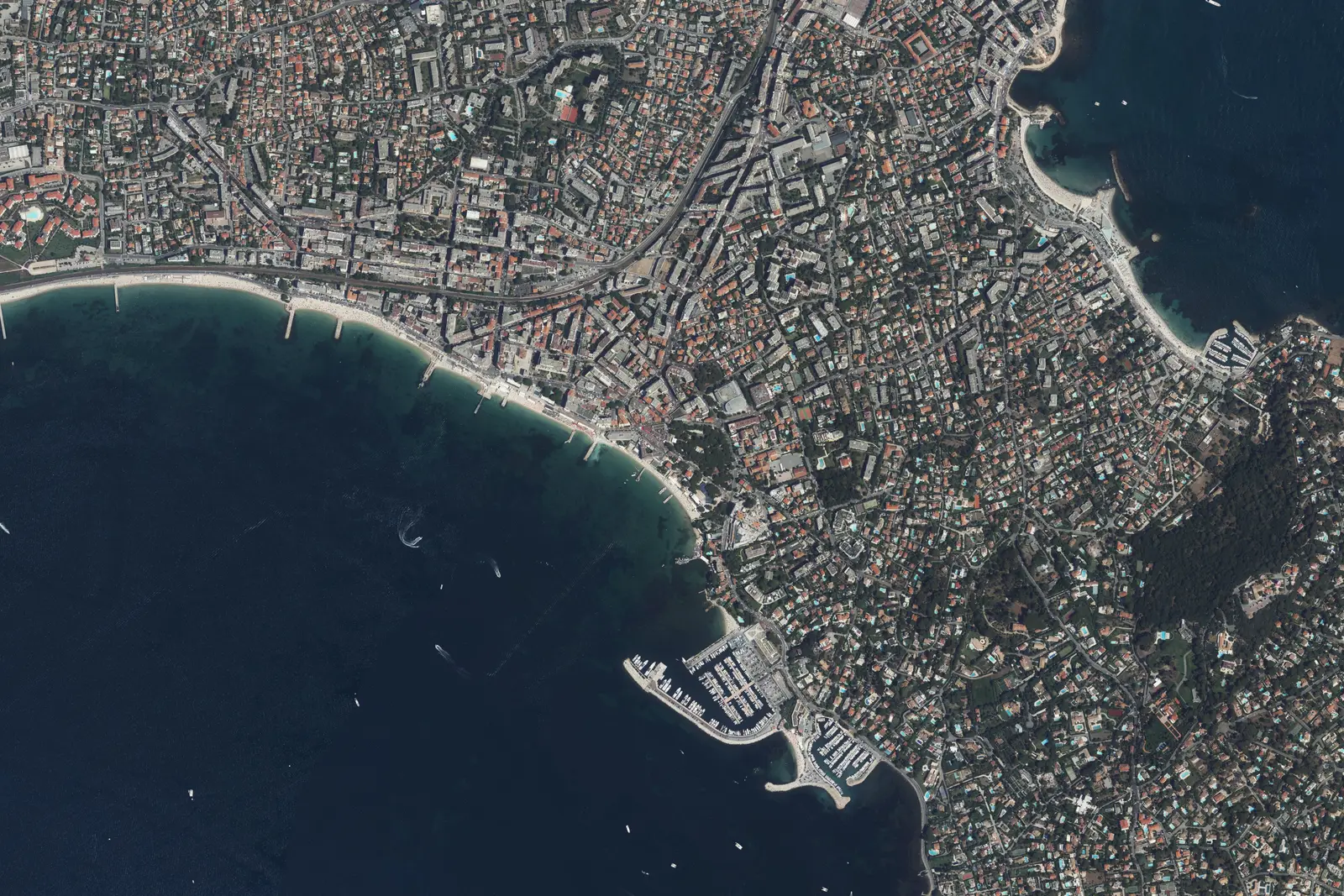 Juan-les-Pins vu du ciel : la plage, la ville et le port